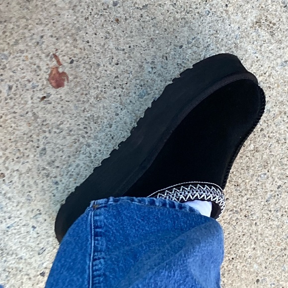 BLACK TAZZ UGGS - Picture 4 of 8